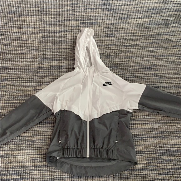 Women’s Nike Windbreaker - Picture 1 of 3